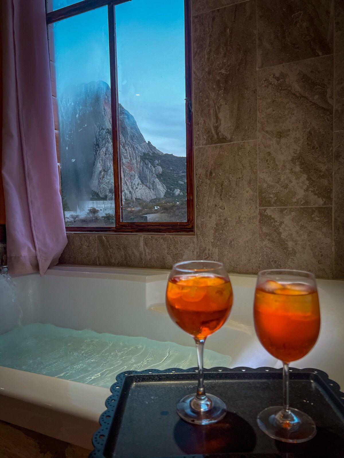 Habitación con jacuzzi privado y vista panorámica a la Peña