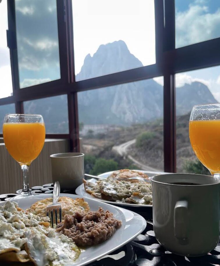 Desayuno con vista a la Peña de Bernal